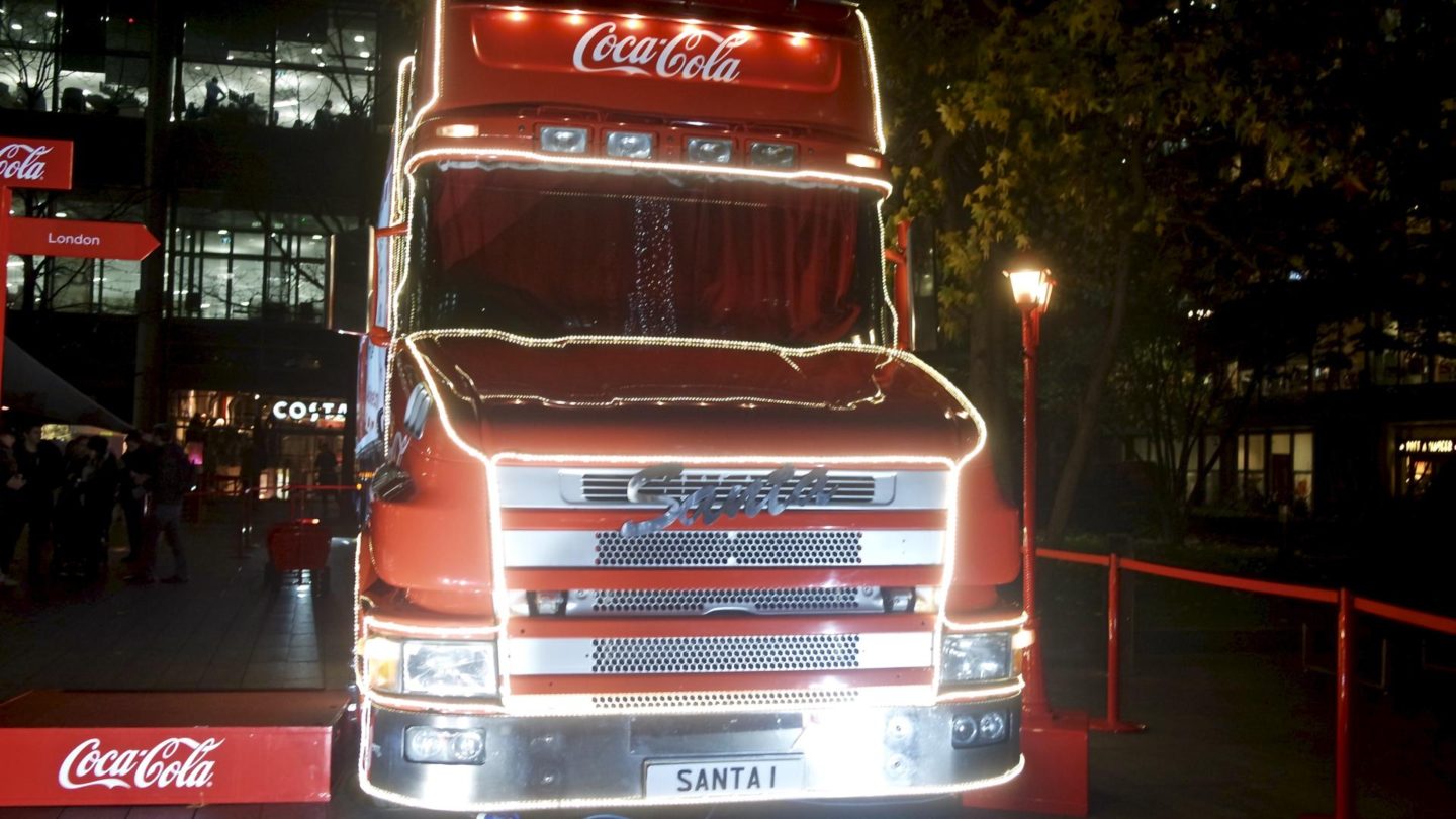 Holidays Are Coming - Coca-Cola Christmas Truck Tour 2016 || Life Lately